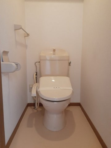 トイレ　落ち着いた色調のトイレです