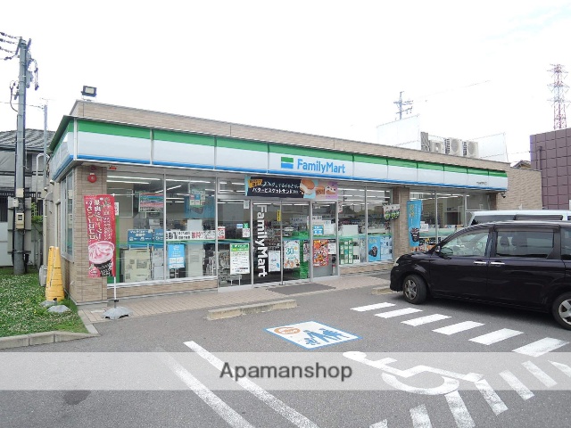 コンビニ　ファミリーマート（コンビニ）まで702m