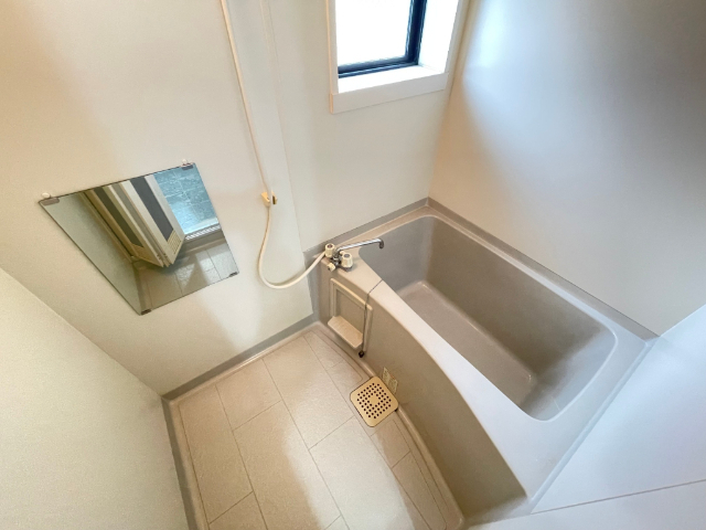 バス・シャワールーム　窓付きお風呂