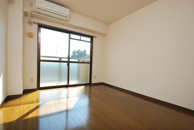 居室・リビング　彩光しっかりとれています、朝日が入ると目覚めもよくなりますよ