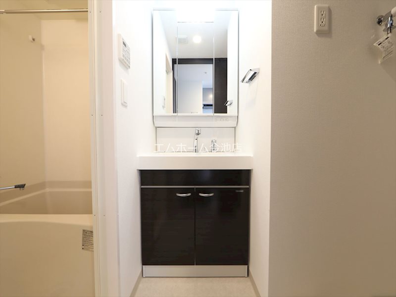 洗面設備　脱衣所　独立洗面台（シャンプードレッサー付）室内洗濯機置き場