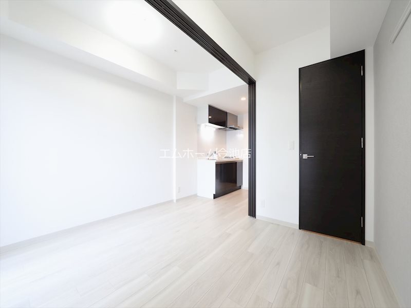 その他部屋・スペース　洋室3.4帖　窓付（換気良好）収納充実しています