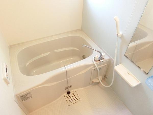 バス・シャワールーム　浴室乾燥機、追い焚き機能付きバス！