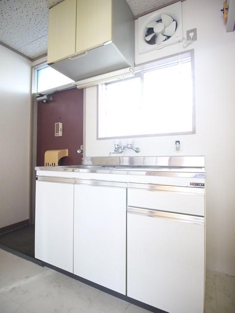 キッチン　クリーニング前の写真です。