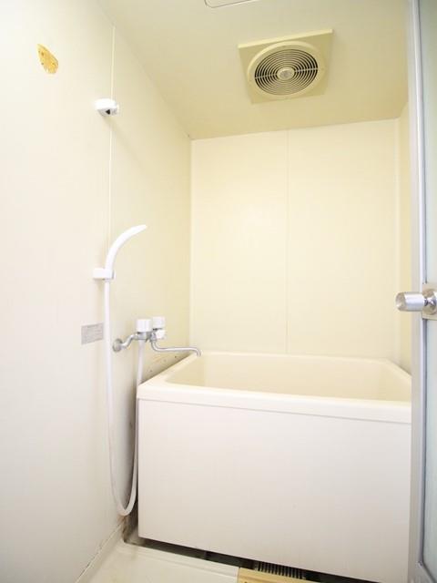 バス・シャワールーム　クリーニング前の写真です。