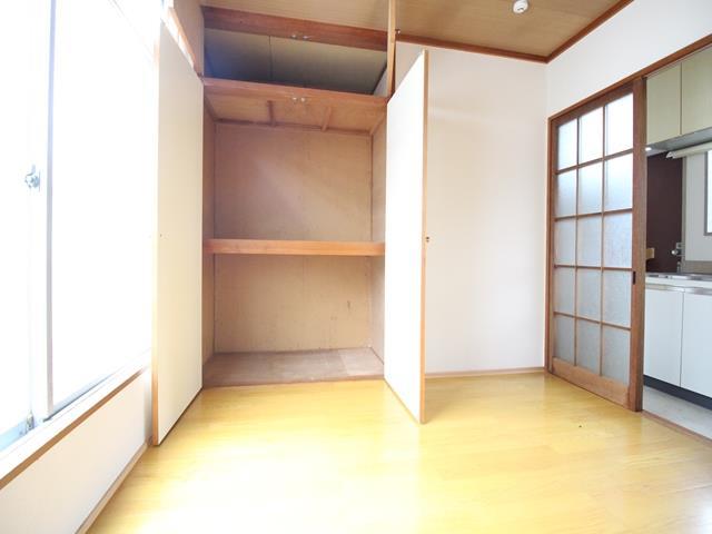 収納　クリーニング前の写真です。