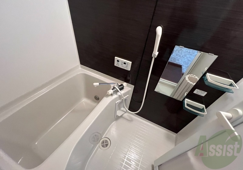 バス・シャワールーム　浴室はゆったりと浸かれるサイズ感になっています。