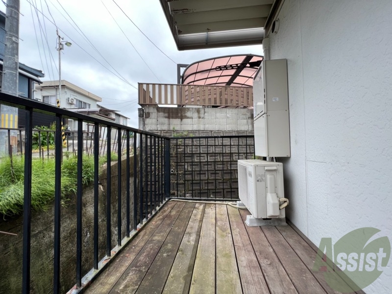 バルコニー　バルコニーは幅もしっかりあって洗濯物がはかどりそうですね。