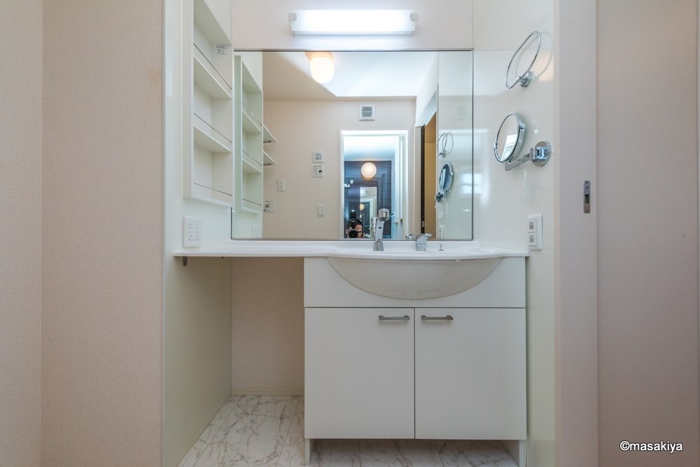 洗面設備　洗面・脱衣　シャンプードレッサー付き。