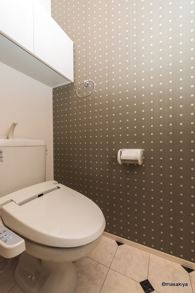 トイレ　トイレ　ウォシュレット付き。