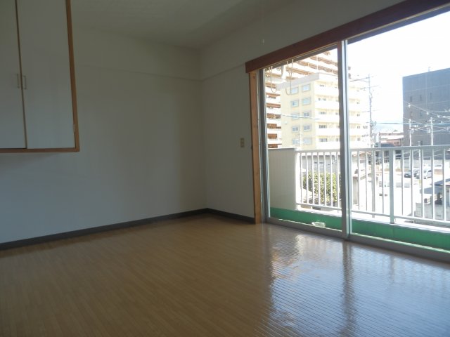 居室・リビング　落ち着いた色調の洋室です