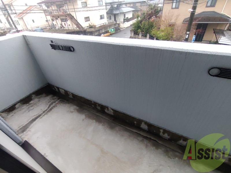 バルコニー　ベランダはよく日が当たり気持ちの良い空間です。