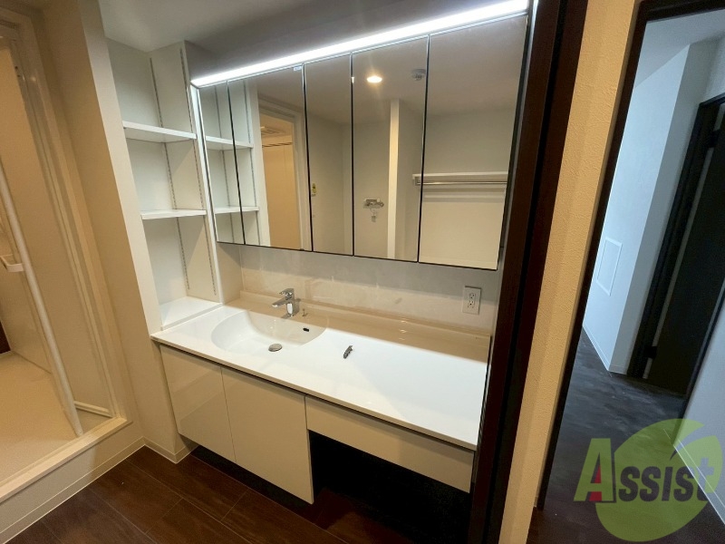 洗面設備　お洒落な独立洗面化粧台になっておりました！