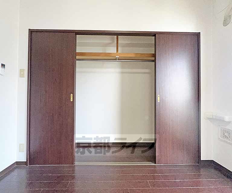 洗面設備　大きなミラーが便利なシャンプードレッサー。