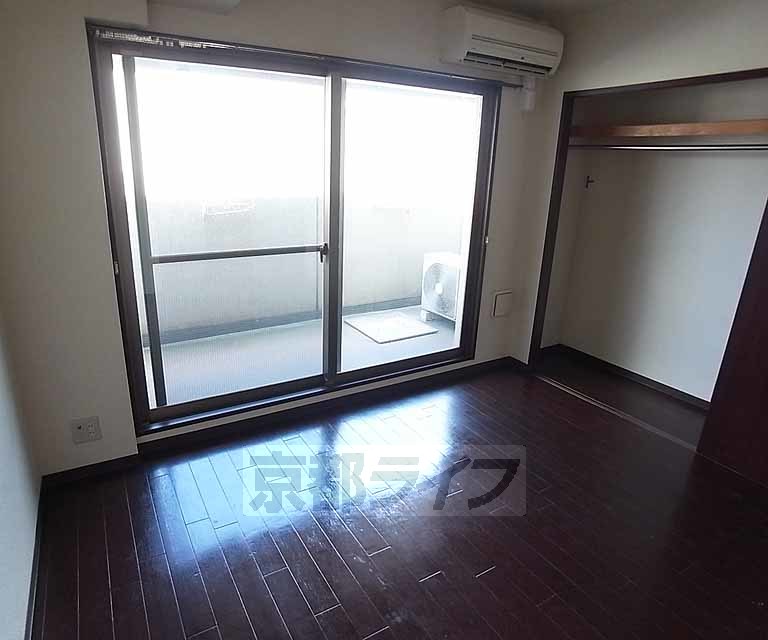 居室・リビング　落ち着いた内装の室内です。