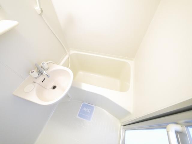 バス・シャワールーム　コンパクトで使いやすいお風呂です