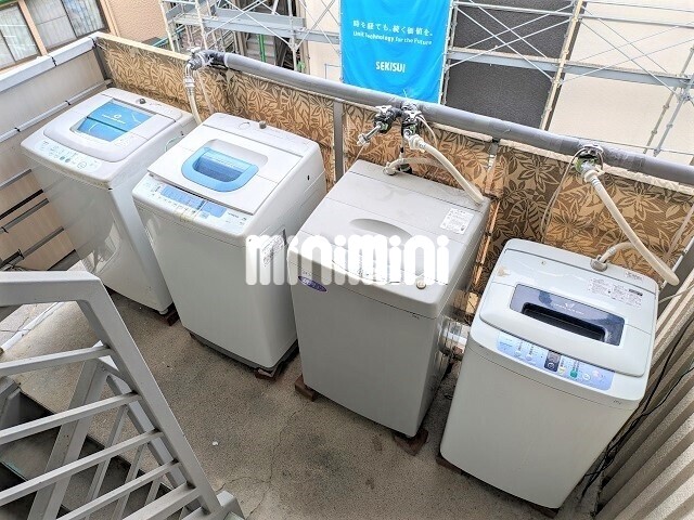 その他部屋・スペース　室外洗濯機置き場（各室専用洗濯機つき）