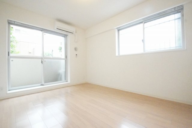 居室・リビング　南向きのお部屋です