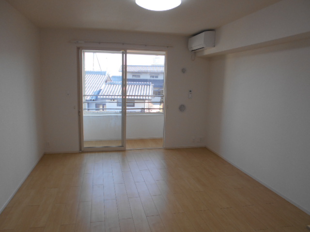 居室・リビング　南面リビング（エアコン完備）・全室照明完備