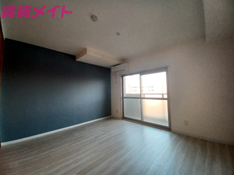 居室・リビング　同型反転参考写真