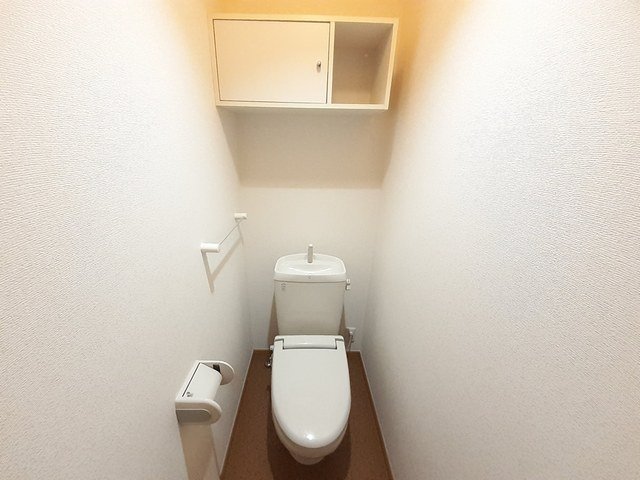 トイレ　落ち着いた色調のトイレです