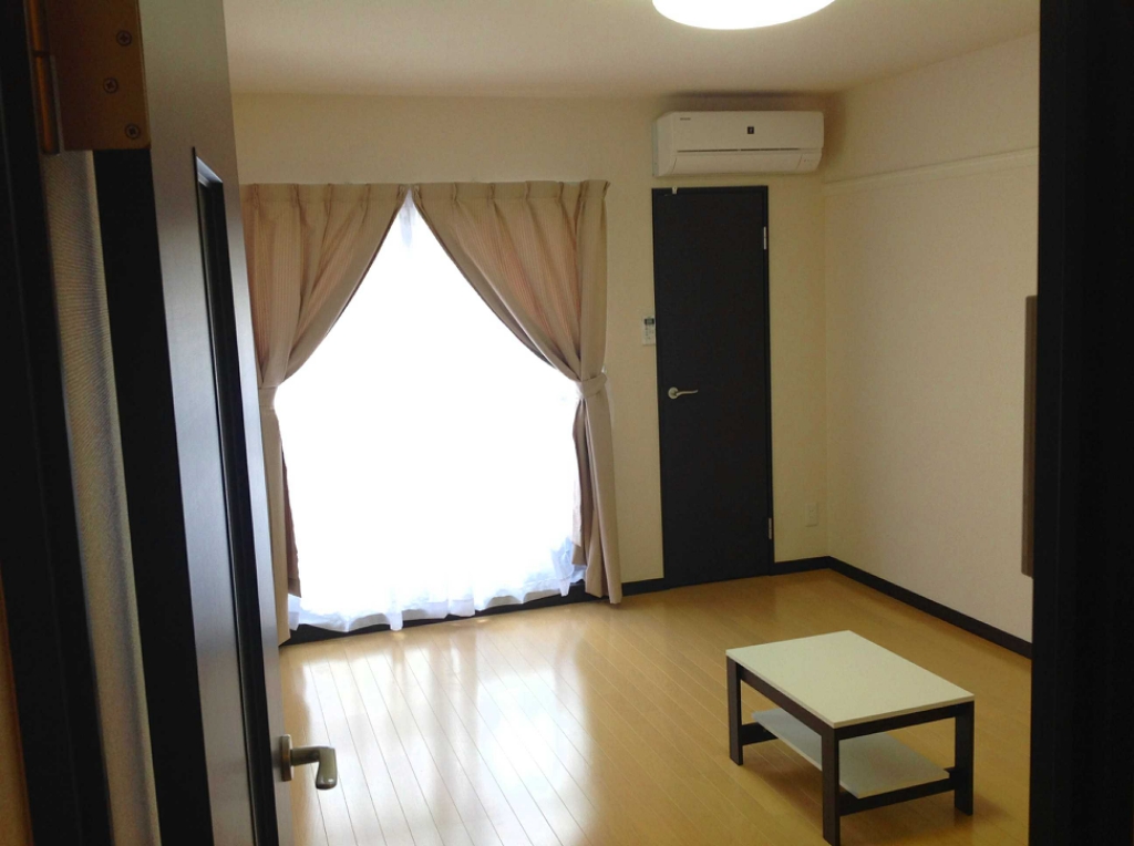 居室・リビング　テーブル、照明、エアコン、カーテン付き。クローゼットも有♪