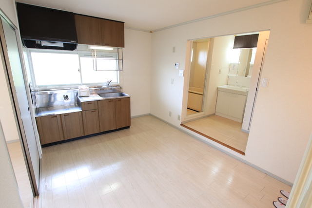 居室・リビング　※別室参考写真　キッチンに窓あり！