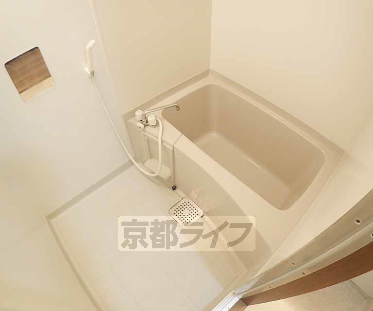 バス・シャワールーム　清潔感のあるバスルームです。