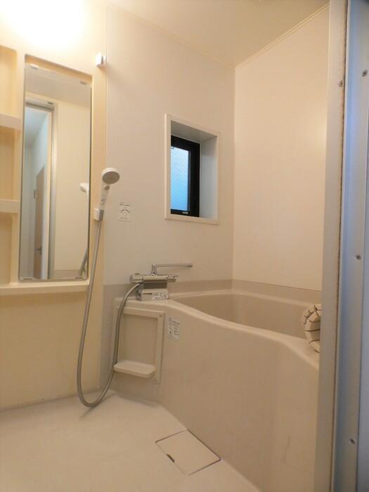 バス・シャワールーム　小窓付きバスルーム