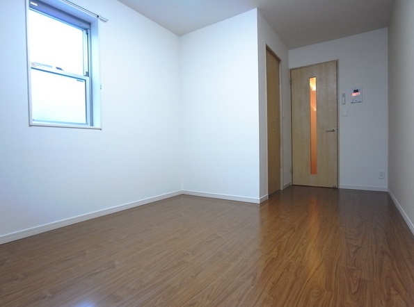 居室・リビング　落ち着いた色合いの床材を使用した居住空間