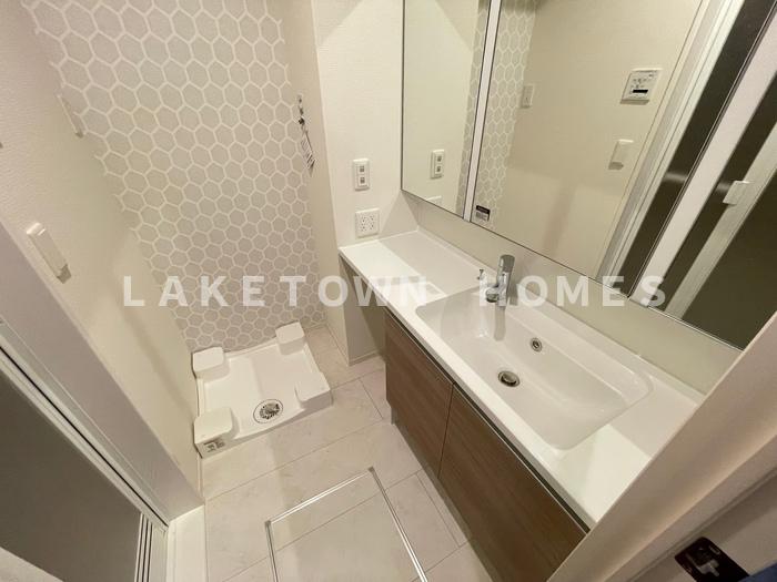 洗面設備　三面鏡の洗髪洗面化粧台です。