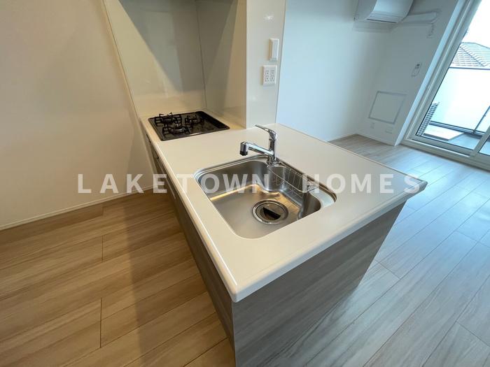 キッチン　３口グリル付の対面式システムキッチンです。