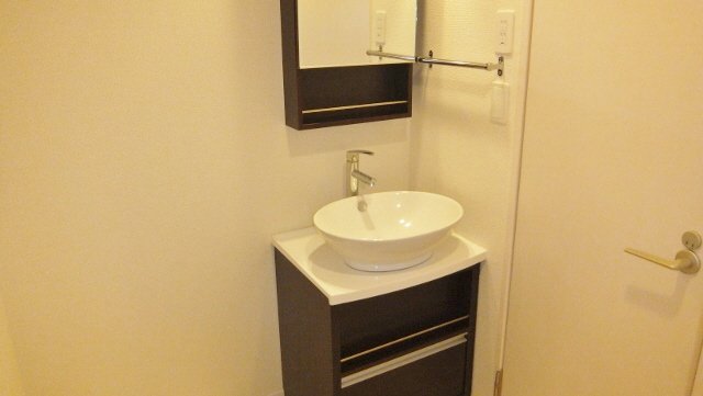 洗面設備　オシャレな独立洗面台です