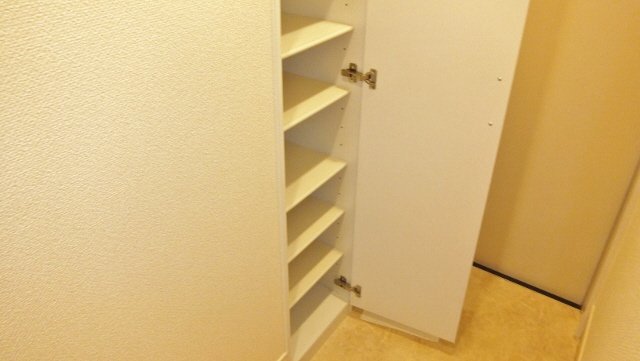 玄関　下駄箱完備