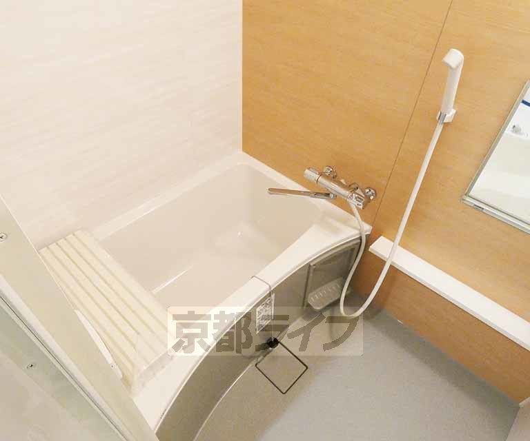 バス・シャワールーム　清潔感のあるお風呂です。