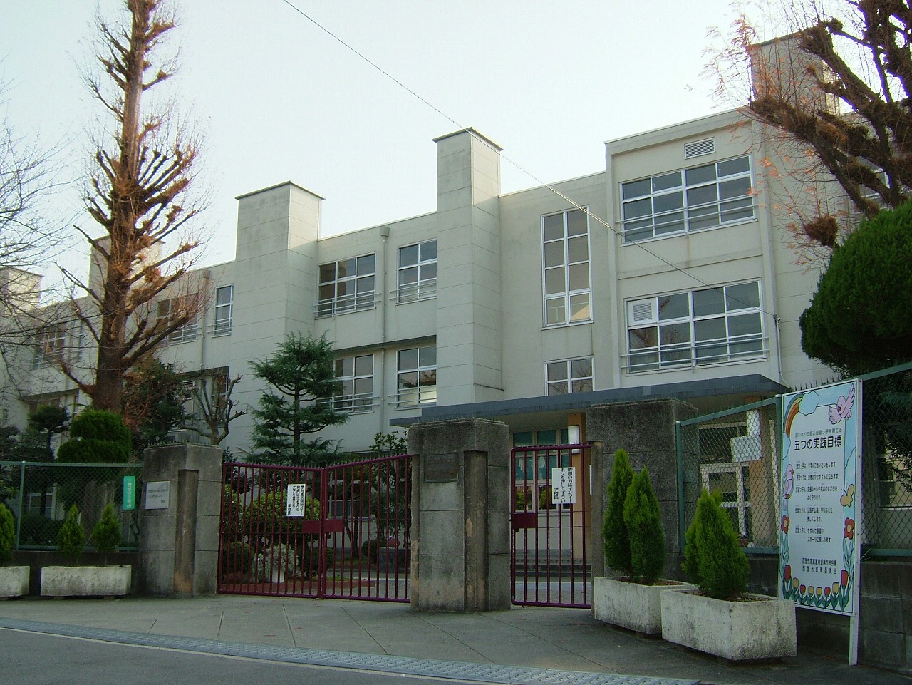 中学校　西宮市立　学文中学校（中学校）まで587m