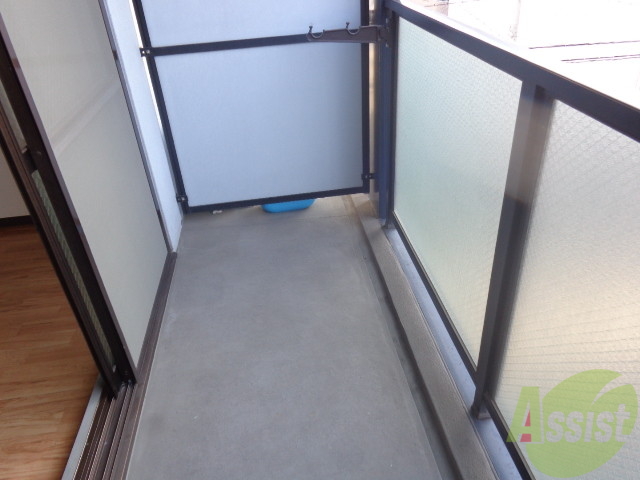 バルコニー　広々バルコニー、机と椅子を持ちだしてカフェタイム