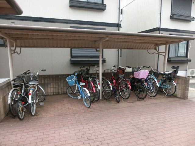 その他共有部分　屋根付きの駐輪スペースです。