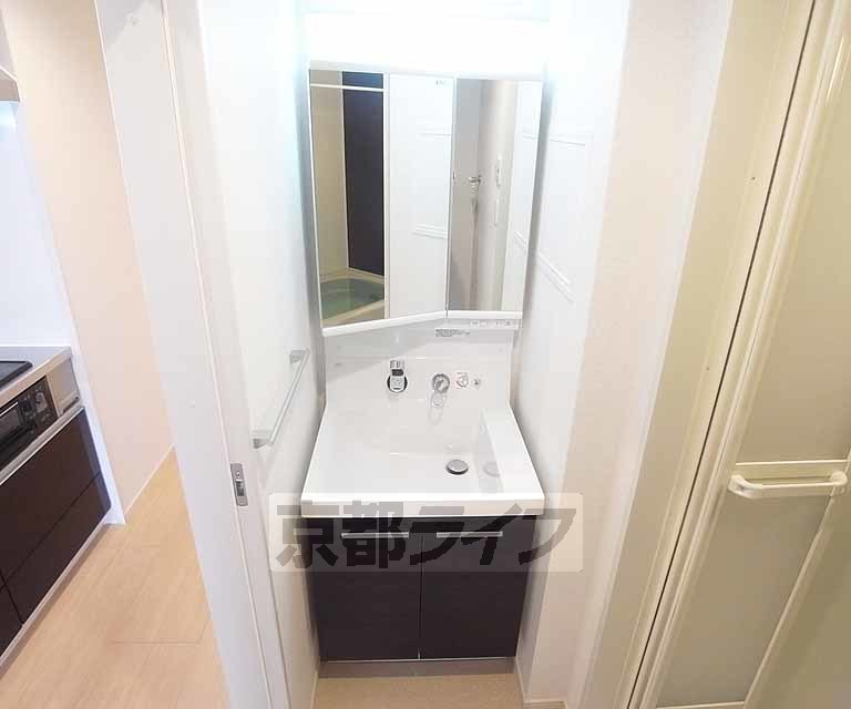 洗面設備　独立洗面台付きです。