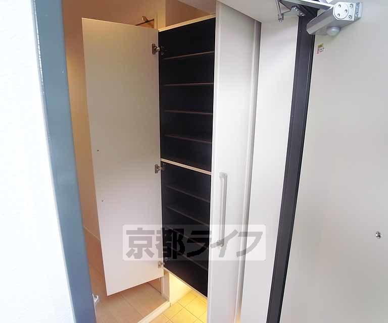 収納　大きな玄関収納もございます。