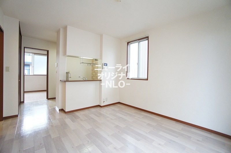 居室・リビング　対面キッチンのあるリビングで、会話が弾みそうです。