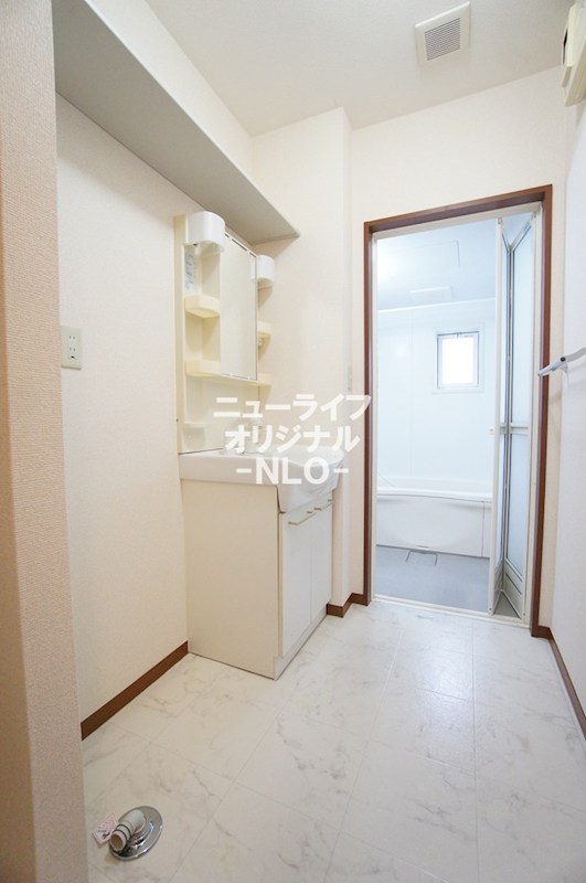 洗面設備　シャワー付き洗面台で忙しい朝でも楽に身支度が出来ます。