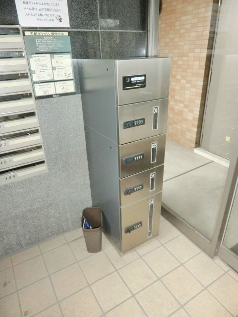 エントランス　便利な宅配BOX付き