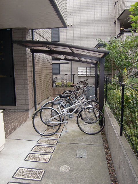 その他共有部分　雨の日でも安心して止められる屋根付の駐輪場です☆
