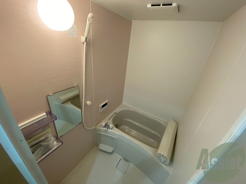 バス・シャワールーム　浴室はこちらです。追い炊き機能付きになります。