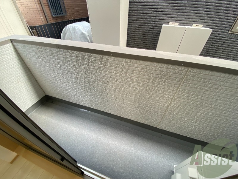 バルコニー　バルコニーはこちらです。長さも幅もちょうどいい広さですね。