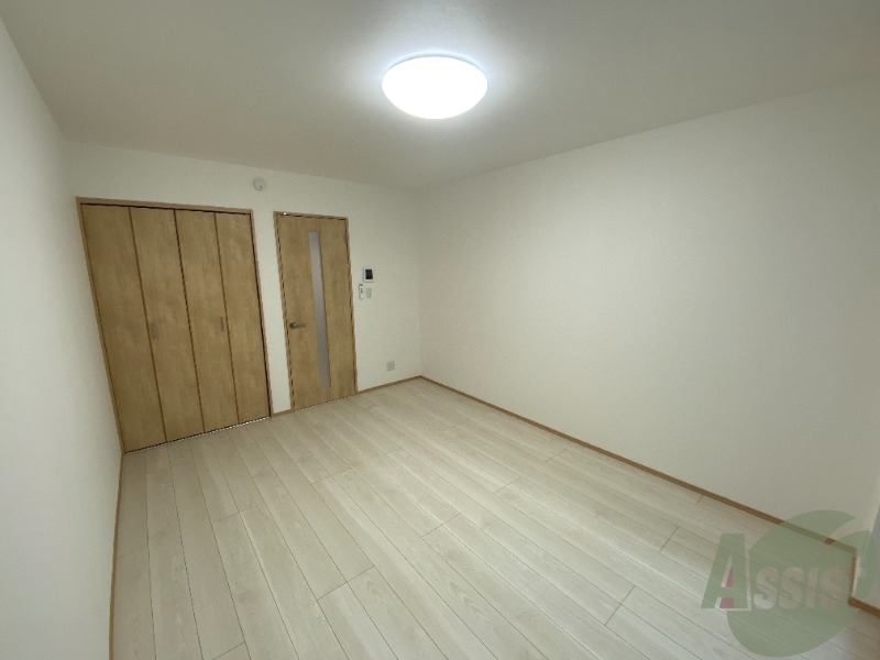 居室・リビング　洋室は８帖の洋室になります。ちょうどいい広さですね。