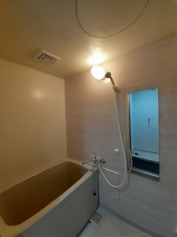 バス・シャワールーム　コンパクトで使いやすいお風呂です