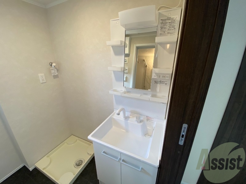 洗面設備　洗面台はこちら、広々して使いやすそうですね。