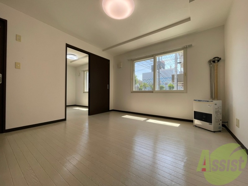 居室・リビング　日当たりが良くて心地よく過ごせそうなお部屋です。